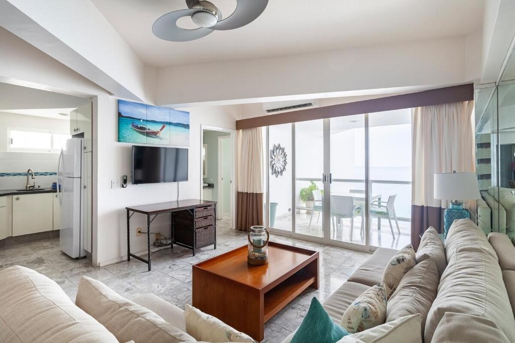 Great BeachFront Condo,11th Floor, Great View! - 2