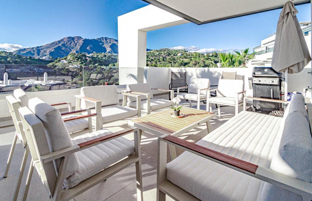 LAE112D - Large terrace with stunning views, Estepona