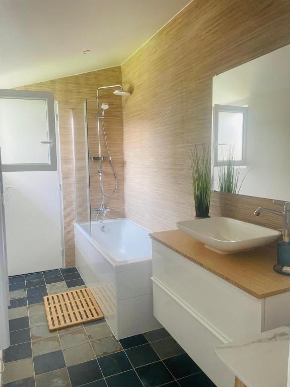 Cabane de Pénélope avec spa privé centre-ville et plage - 4