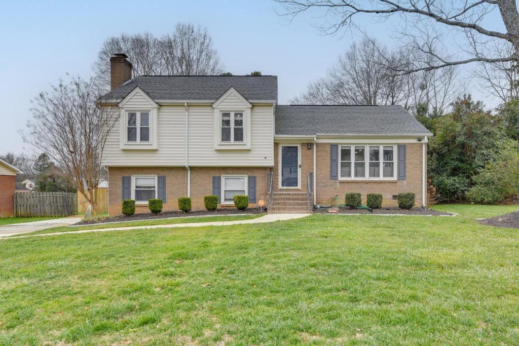 8 Mi to Uptown Home with Hot Tub in Charlotte!, Charlotte