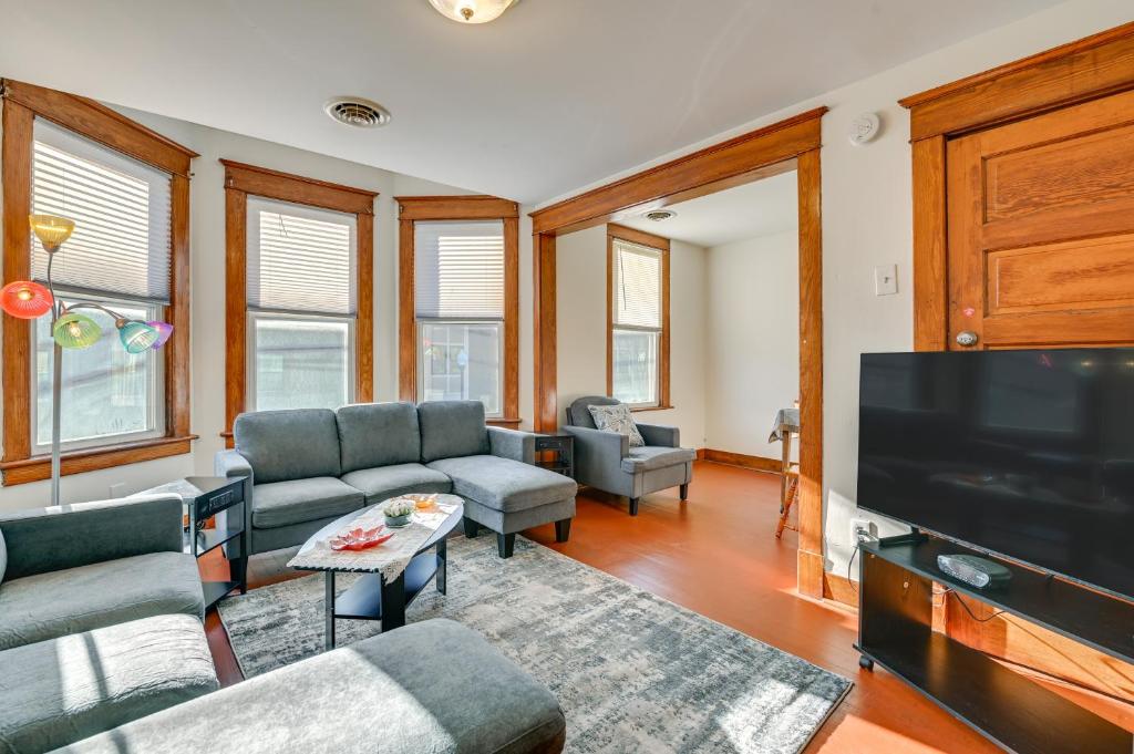 Walk to Washington Park Remote Work-Ready Apt!, Albany