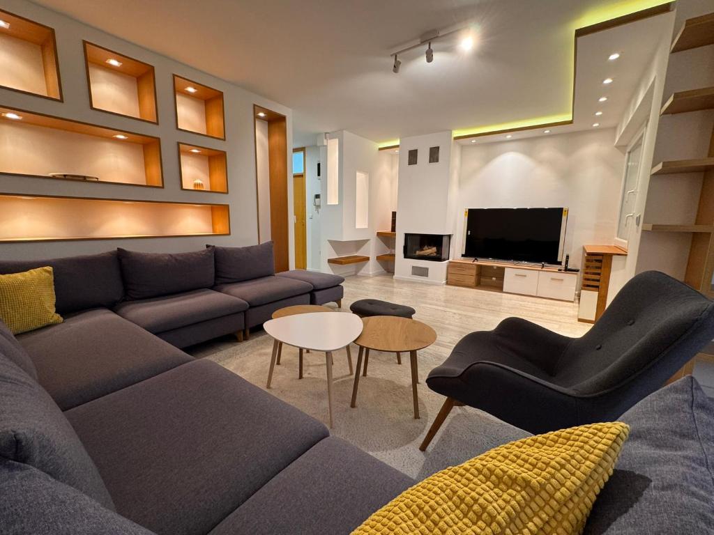 Luxurious 4BDR Retreat with cozy Fireplace - 1