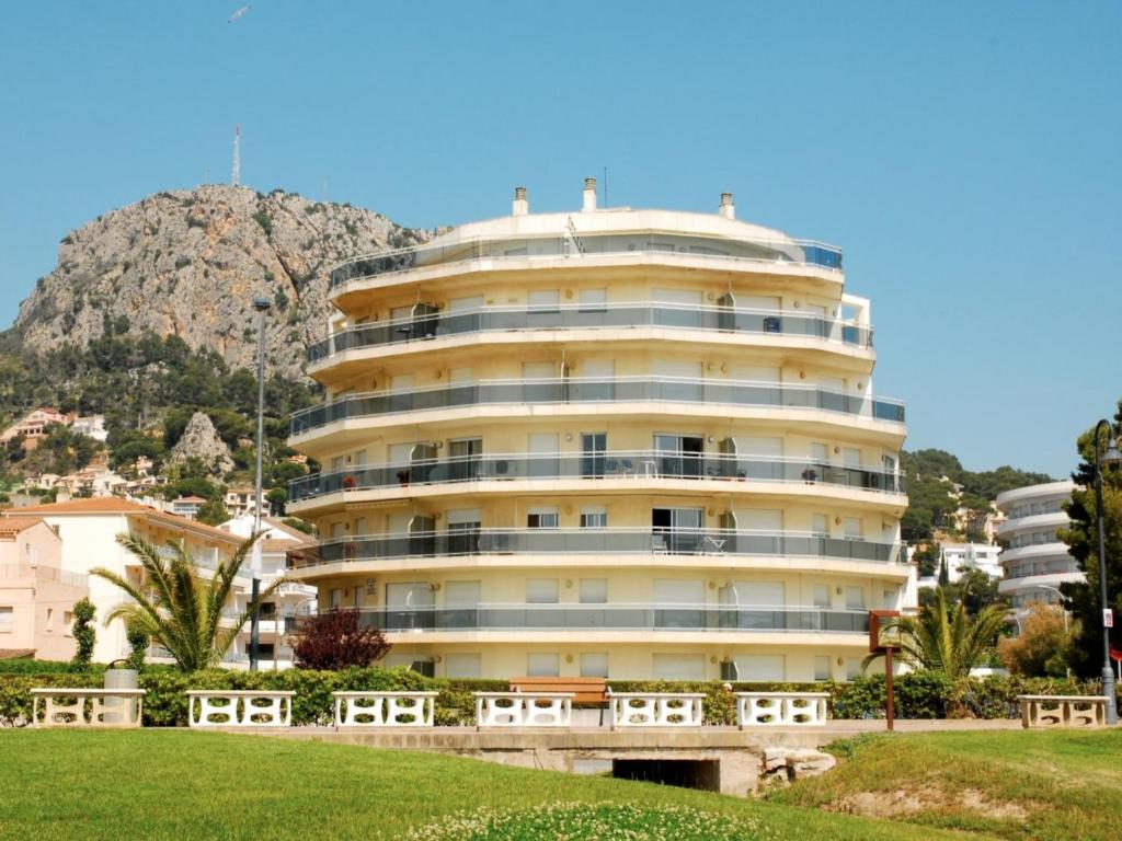 Beachfront Apartment in Estartit with Garden - 1
