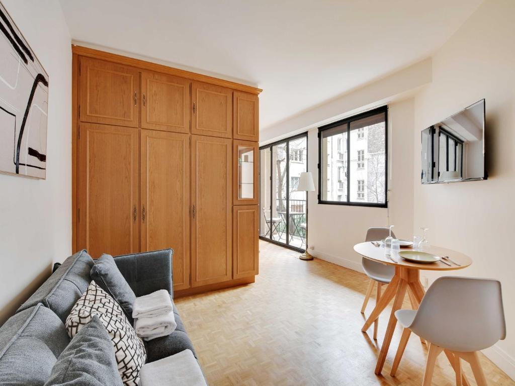 Haven of peace with balcony near Etoile Porte Maillot, Paris