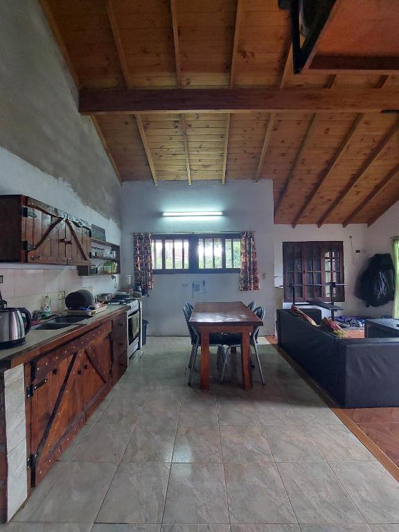 Casa amplia con jardin grande, parrilla y pileta en mar del plata en barrio jardin pegado al bosque peralta ramos - 2