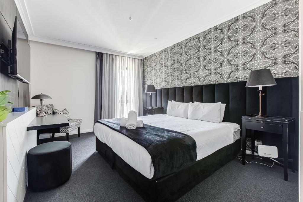 Modern Nomads Classic Styled King Studio with Indoor Pool, Melbourne