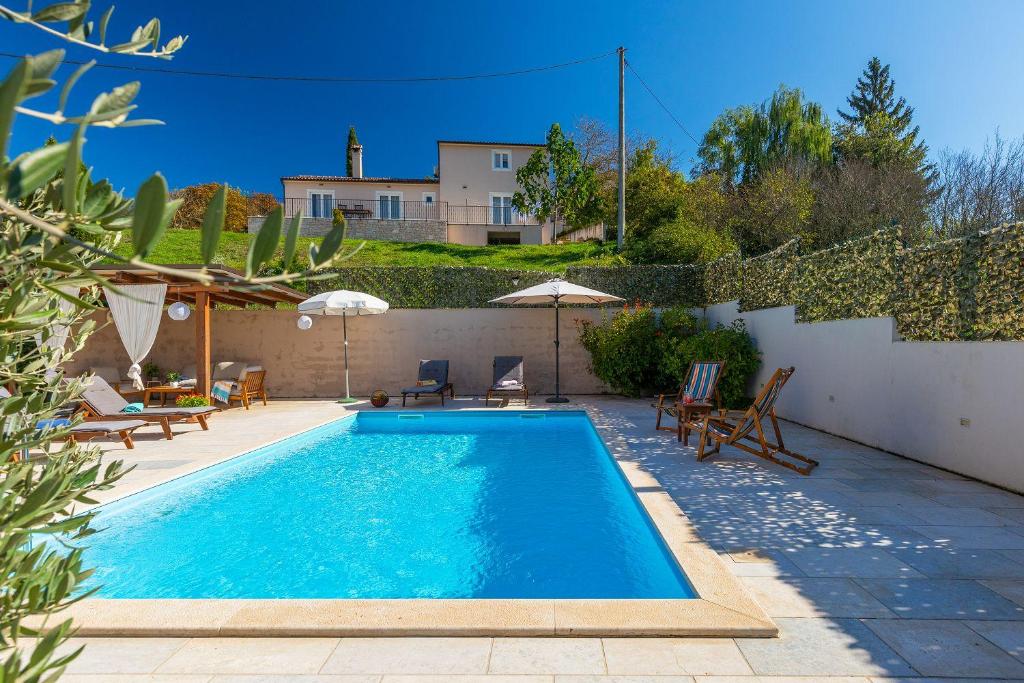 Traumhafte Finca mit Tischtennis, Spielplatz, Basketballplatz, Privatpool, Outdoor-Kueche, Pazin