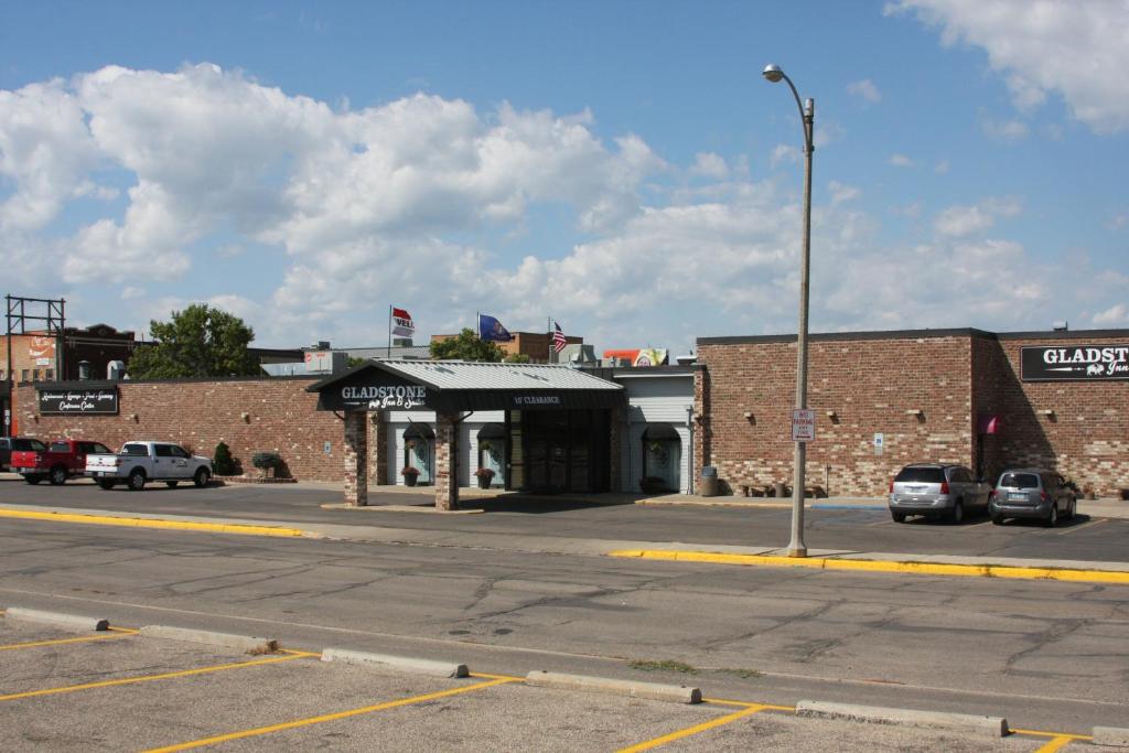 Gladstone Inn and Suites — Hotel in Jamestown (ND)