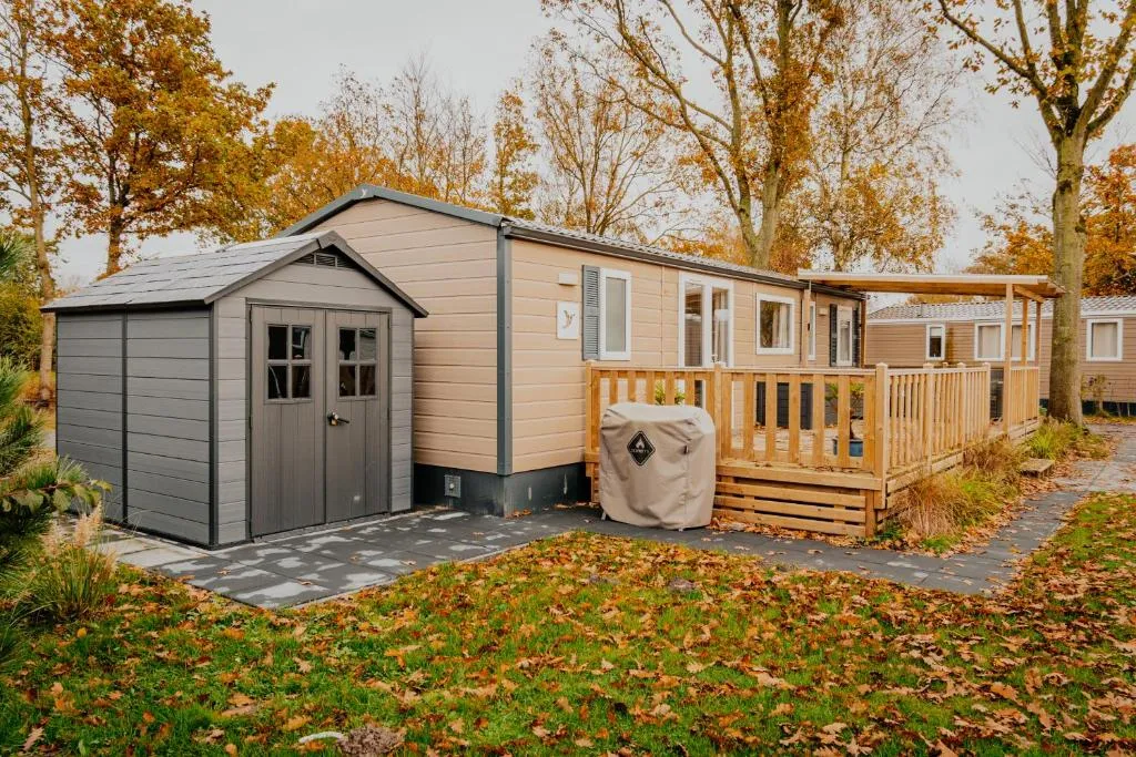 Chalet Trigano 1-6 pers- 3 slaapk- 2 badk- Berging- Inchecken al vanaf 13 uur, hotel in Lauwersoog