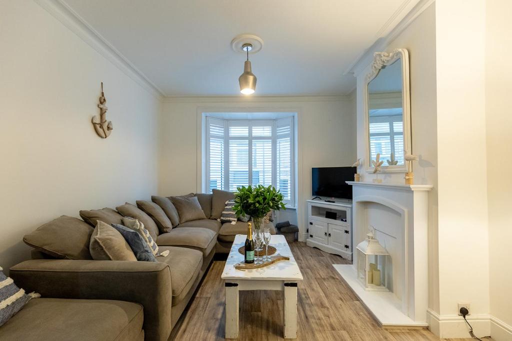 SEA STAR - Coastal 3-Bed Retreat in the Heart of Whitby, Whitby