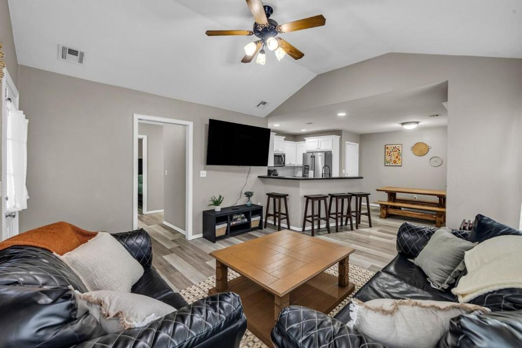 Spacious 3BR Home with KING Bed in Prime Location, Owasso