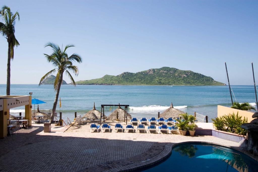 Las Flores Beach Resort 전경