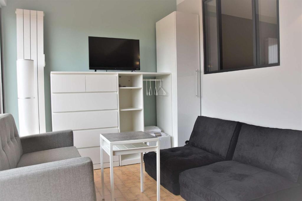 Appartement Rénové avec Balcon sur le Port GN460-010 - 2