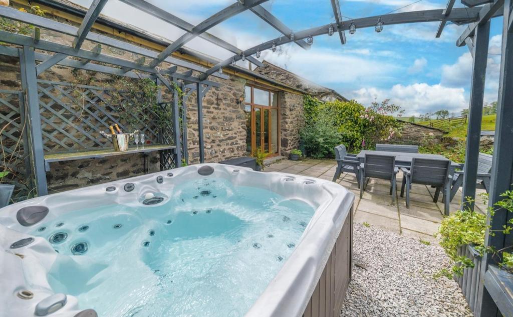 Stunning Character Barn with a hot tub, Grayrigg Station