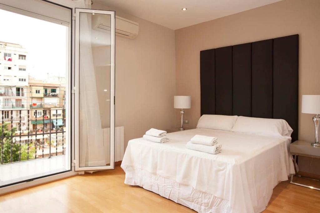 Gran Via modern and bright 3BD with terrace, Barcelona