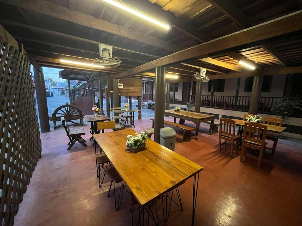 Shared lounge/TV area, Old City Guest House in Sukhothai