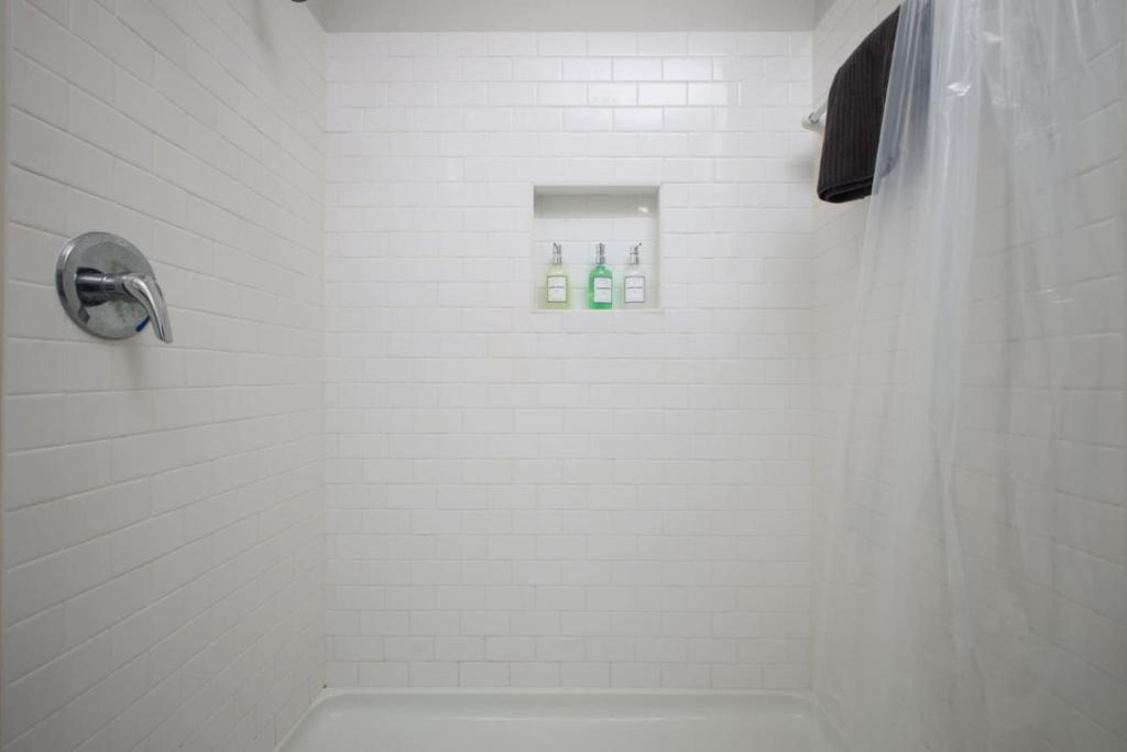 Cozy 1BR Haven w Pool, Gym, Steps from Riverwalk, San Antonio