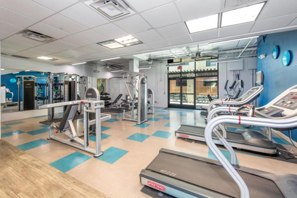 Modern 2BR-Spring Training! w Pool, Gym & Parking, Tempe