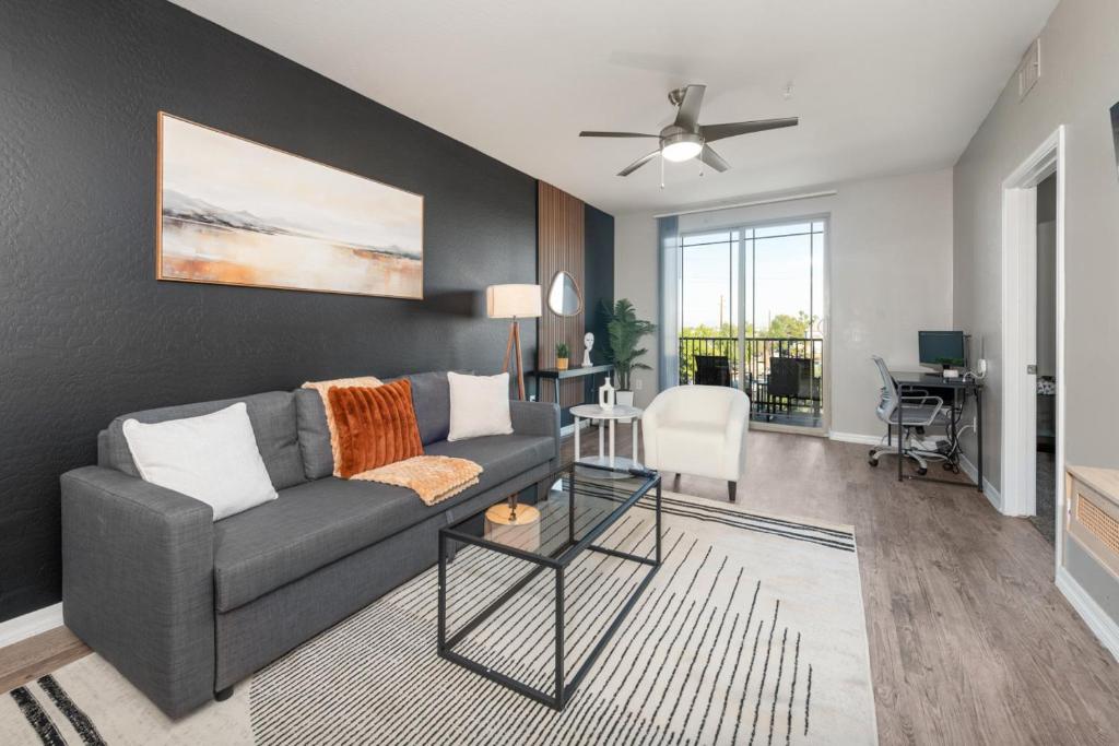 Stylish 2BR-Spring Training! w Pool, Gym & Parking, Tempe