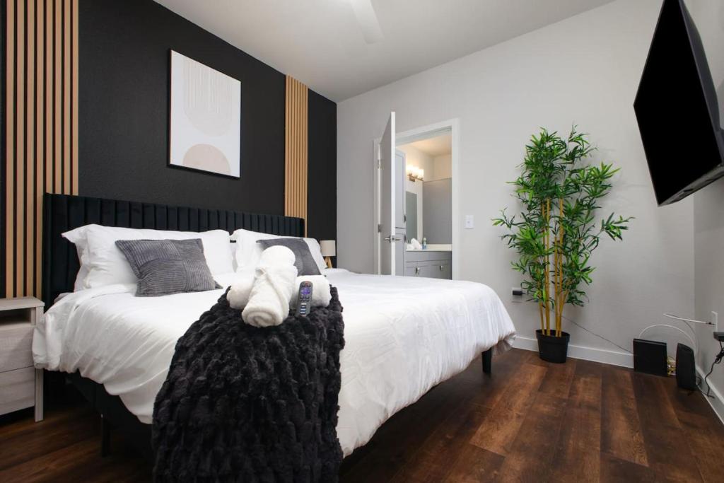 Elegant 2BR-w Parking, Near Riverwalk & Conv Ctr, San Antonio