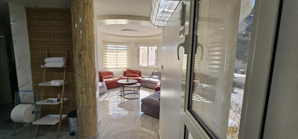 De Nice Suite, Madždal Šams