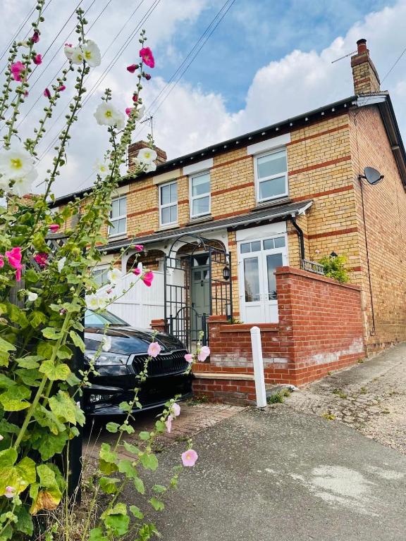 2 bedroom Hidden Gem in Stamford with parking, Stamford