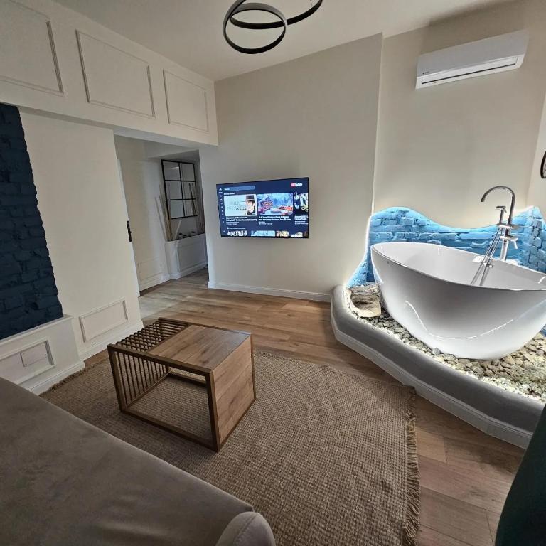 Central Apartment Myslym Shyri Street with balcony, Тирана