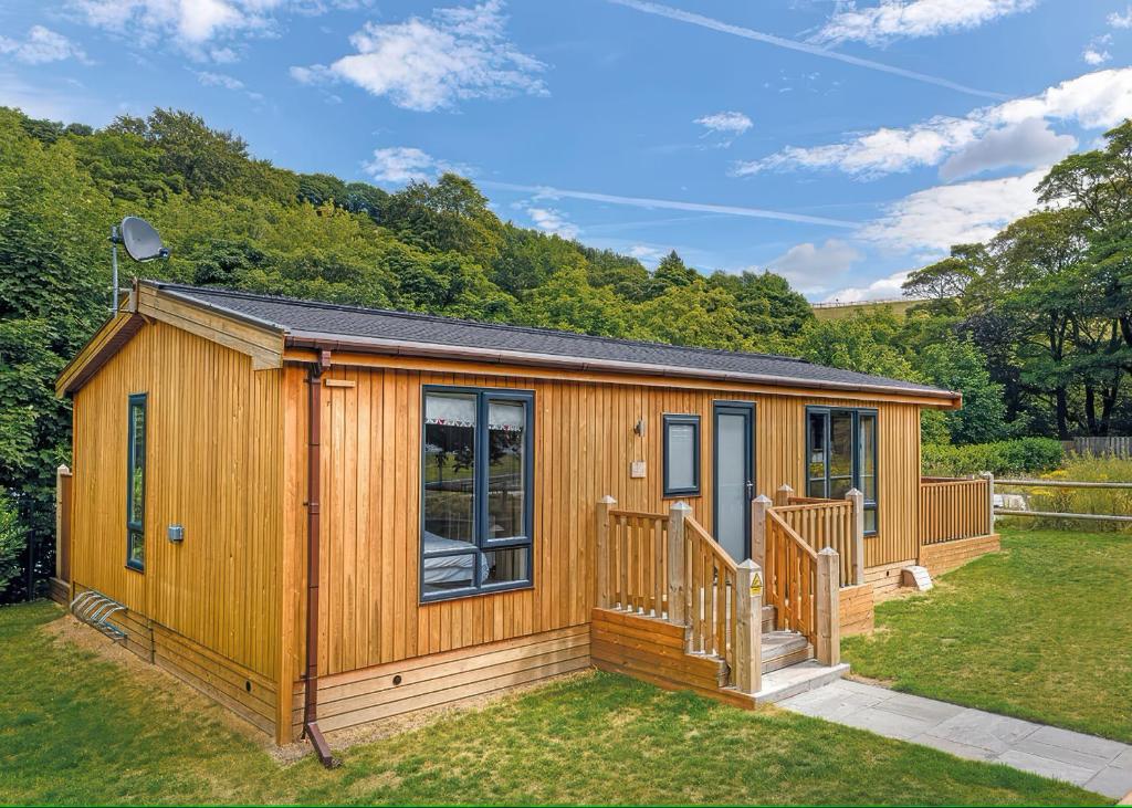 Dovestone Luxury Lodges sleeps 4- pet free, Oldham