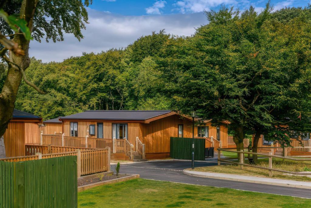 Dovestone Luxury Lodges sleeps 4 - pets welcome, Oldham