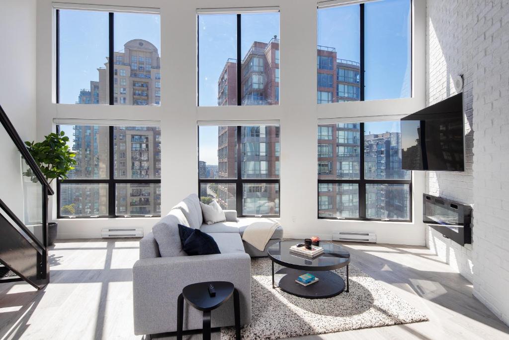 Loft in Entertainment District with FREE underground Parking, Vancouver