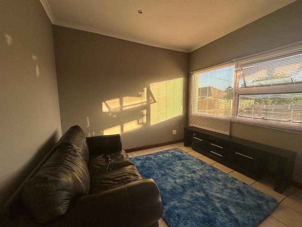 Cute Tranquil Pool Side Apartment, Cape Town