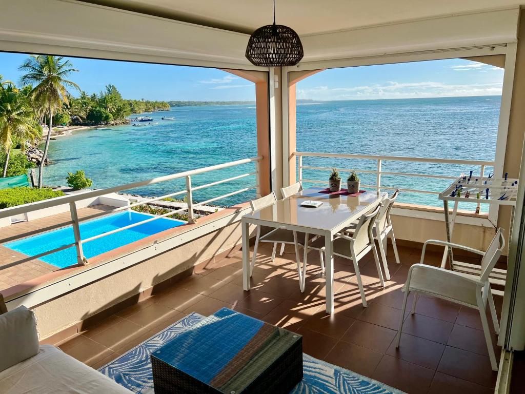 T3 Front de mer vue imprenable sur lagon avec Piscine Eden Blue Ste Anne Cuve tampon, Sainte-Anne