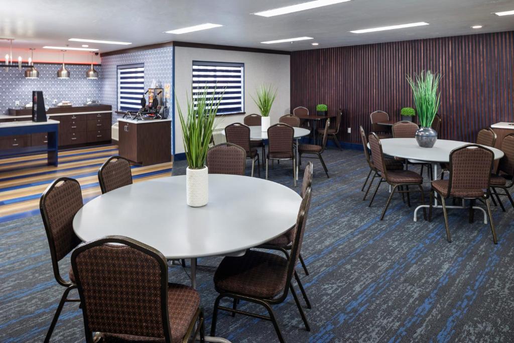 โรงแรมเจ กรีน เบย์ (Hotel J Green Bay)
