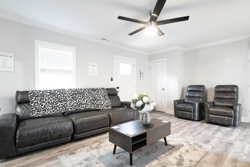 Winston Sleeps 16 - 2 Kitchens, Winston-Salem