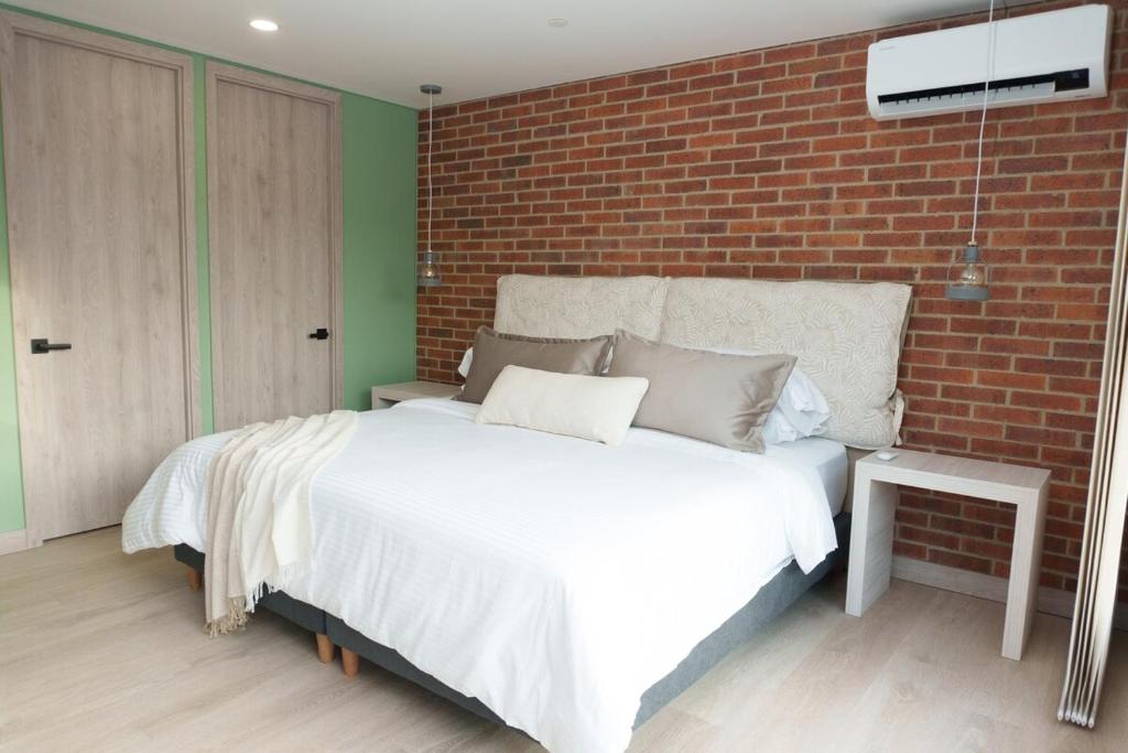 NEW in laurels with air , loft type, giant tv - 5