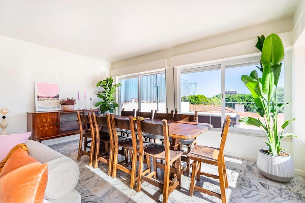 Big apt 4beds with terrace, 15 mins to Lisbon, Almada