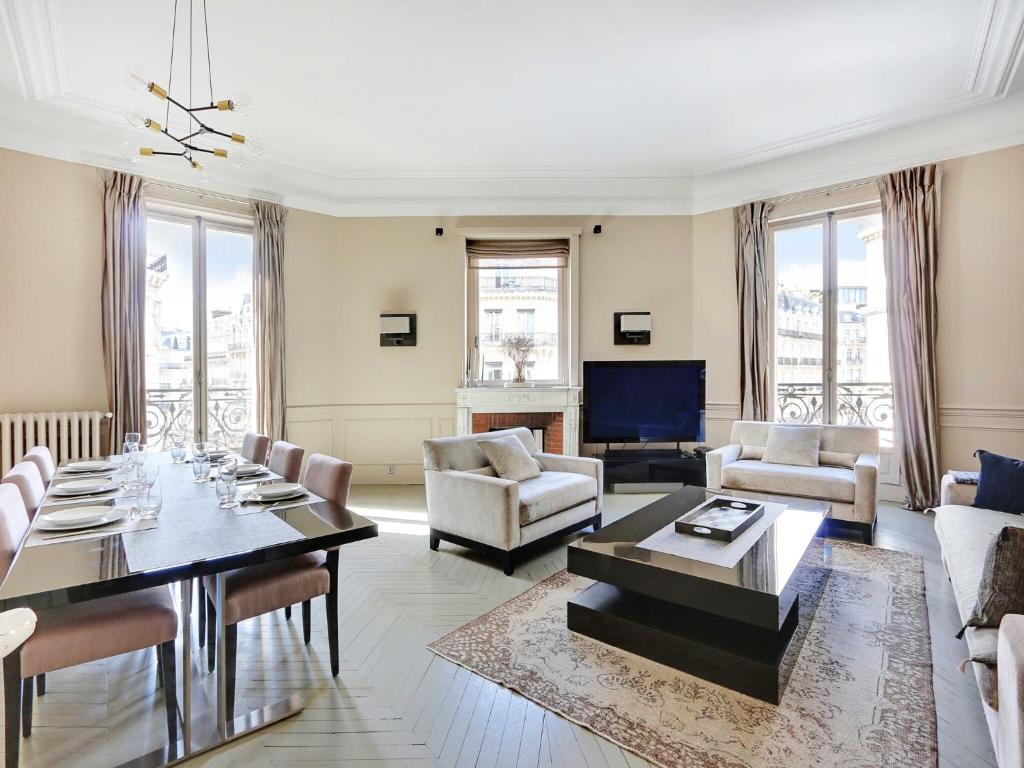 Elegant aprt- 2BDR 4P Close to the Champs Elysées, Paris