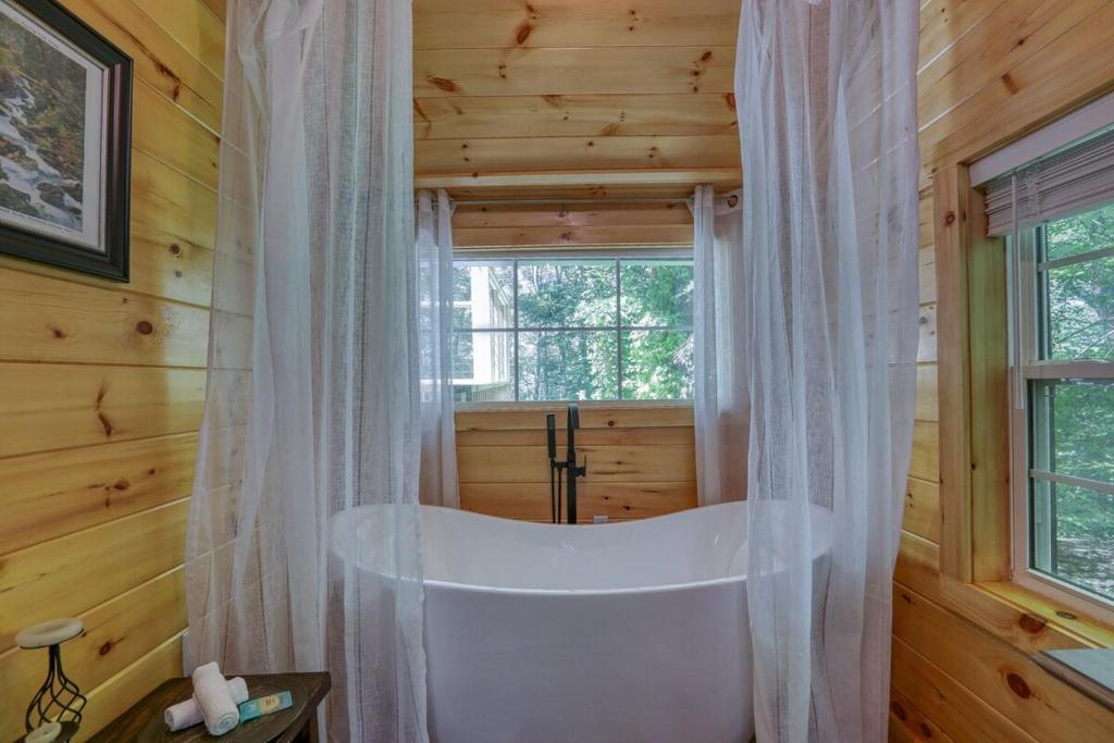 Firefly Haven - Summer Oasis with HOT TUB, Gatlinburg