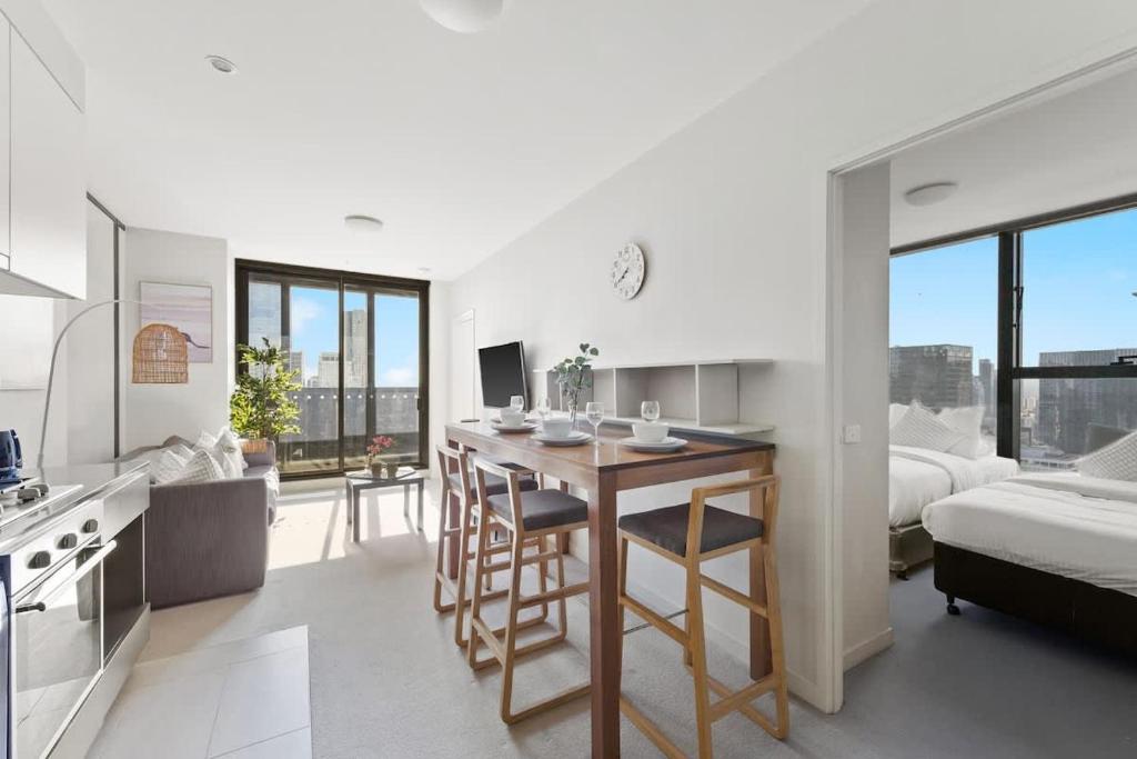 Modern 2BR on Collins Skyline Views & Parking, Melbourne