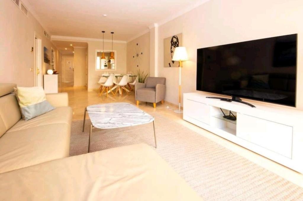 Modern apartment next to pool - 5