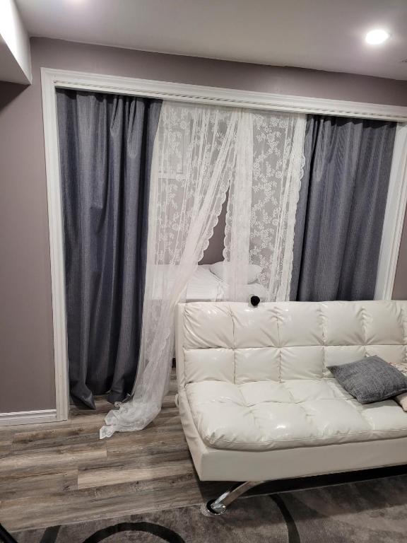 Adorable Studio Basement Suite in South Barrie, Barrie