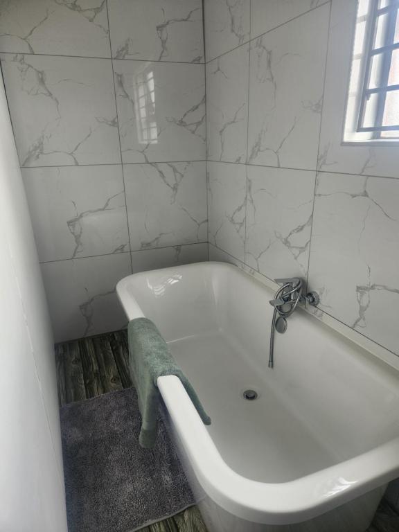 Guests on the Marguerite, Southgate