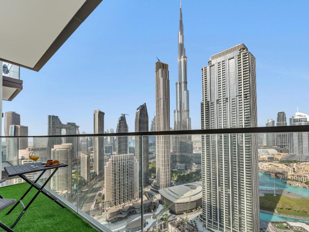 Luxury One Bedroom Apartment with Burj Khalifa View & Fountain View by Delujo Stays, Dubaï