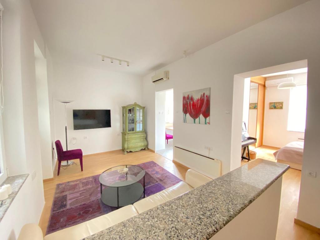 City center salon-style apartment free parking - 1