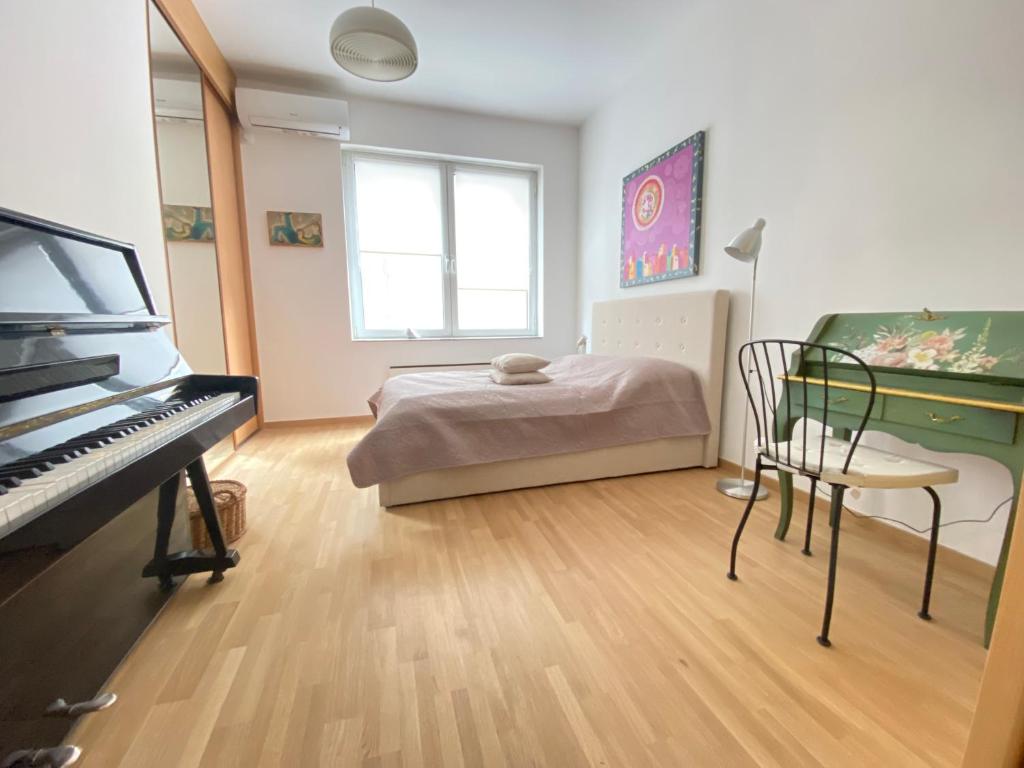 City center salon-style apartment free parking - 3