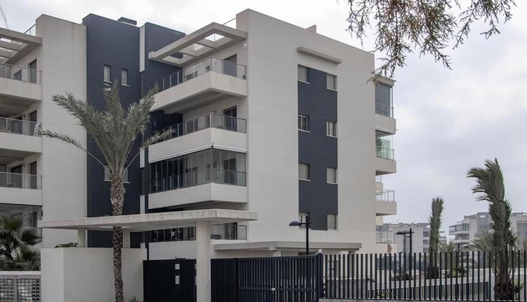 5-Star Complex With 3 Pools & Gym - 3