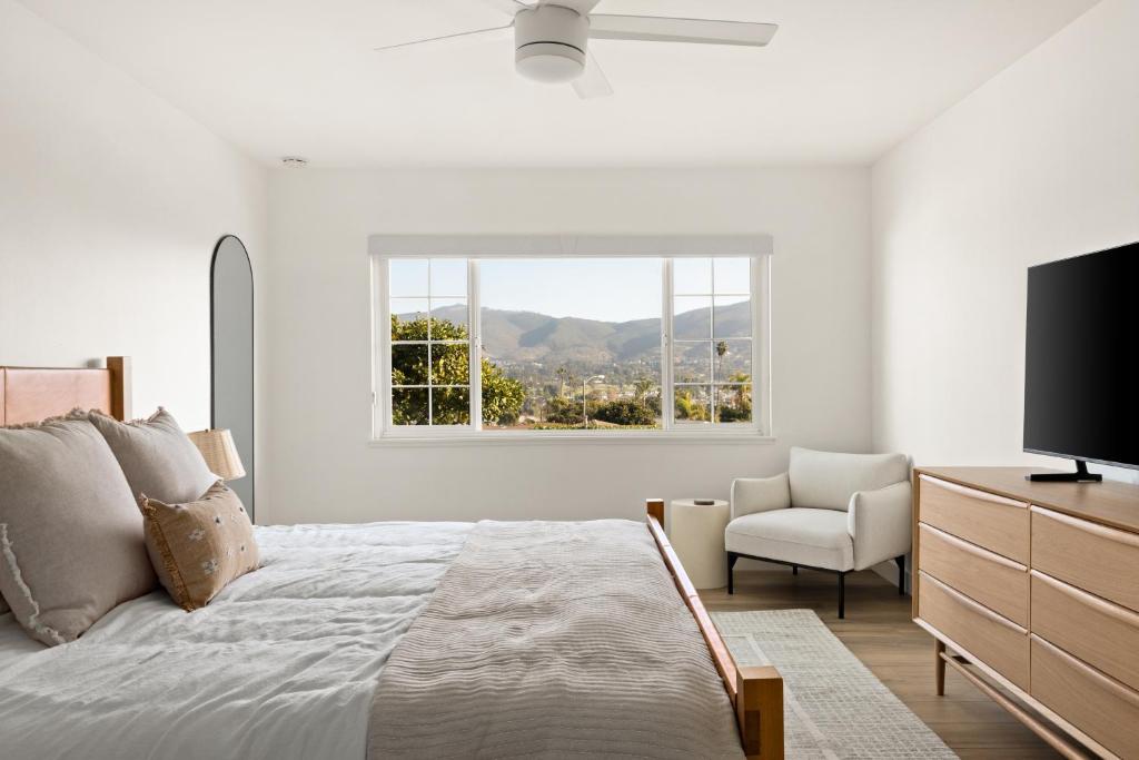 Modern Escape w Mountain Views, Walk to Lake, Golf, Resort, Dining, San Marcos