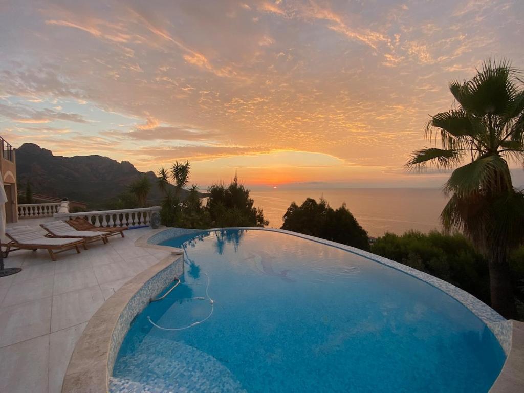 Luxueuse villa panoramique, vue imprenable sur la mer, piscine, 6 chambres à Anthéor - 3