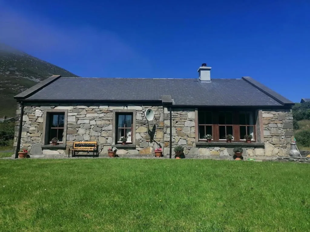Cheerful 3 bedroom cottage with open fire, hotel in Bellanasally