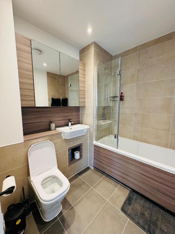 Beautiful King Sized En-suite Room - Anderson Home, Dagenham Dock